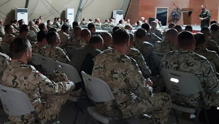 Defence24pl's tweet photo. Polscy żołnierze przeszkoleni do misji w Kuwejcie | @Defence24pl #Kuwejt #Polska #wojsko #DOSZ #InherentResolve https://t.co/SfrdktqgqE https://t.co/gwqkvvKa6q