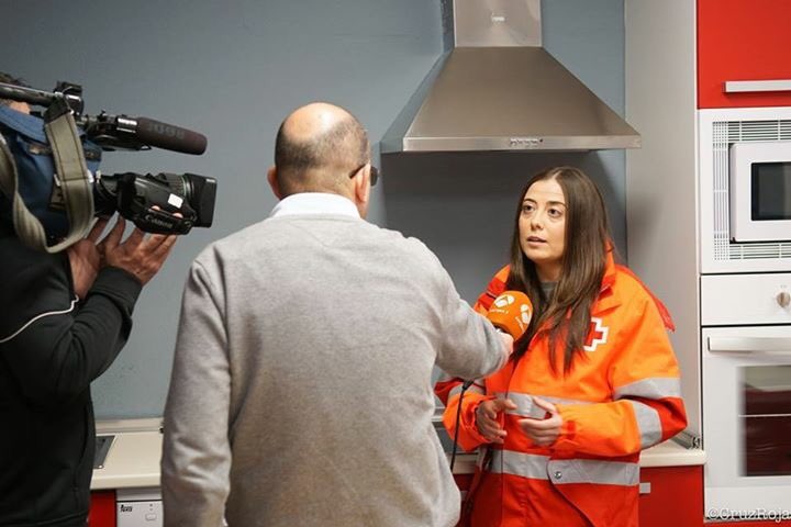 mmlopez_27's tweet photo. Un equipo de @A3Noticias  en @CruzRojaEsp  #lugo interesándose por el trabajo que hacemos con las personas sin hogar #senteito https://t.co/8pX2s21mty