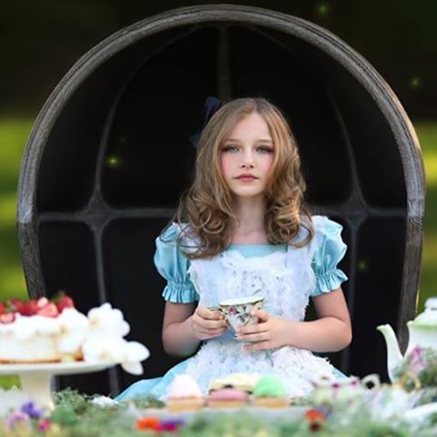 TineFreecss's tweet image. We paint white roses red
Each shade from a different person's head
In this dream, there is a killer
Getting drunk with the blue caterpillar🎶