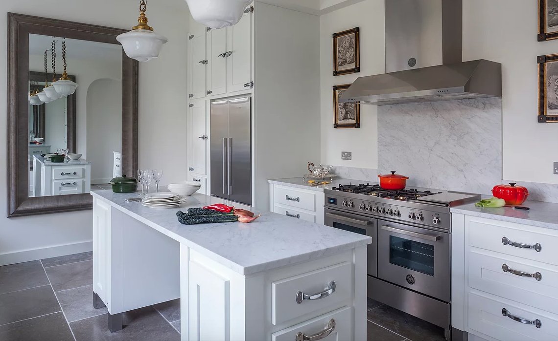 Elegant and practical, this kitchen by @stephengraver frames a stunning #Bertazzoni. #tocookbeautifully: bit.ly/2hHiGpq