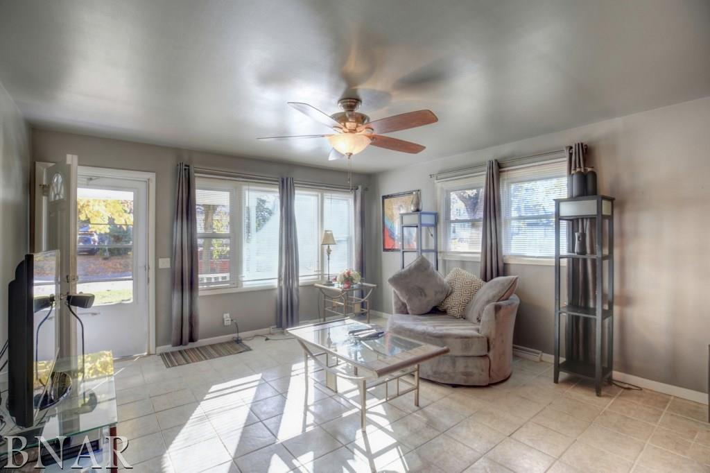 BataCommercial's tweet photo. What a beautiful place to entertain! Check out 813 W Grove, Blm on Sat 1/21 from 12:30-2 https://t.co/ih7TWmZcTu https://t.co/0NeFbQeNmv