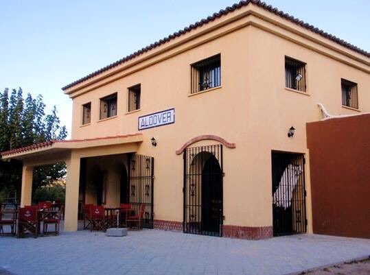 ViaVerdaEbre's tweet photo. Hivern, temps de taronges. Parada obligatòria a qualsevol d'estos tres pobles #xerta #benifallet #aldover #taronja #baixebre #terresdelebre https://t.co/RKH0WksicH