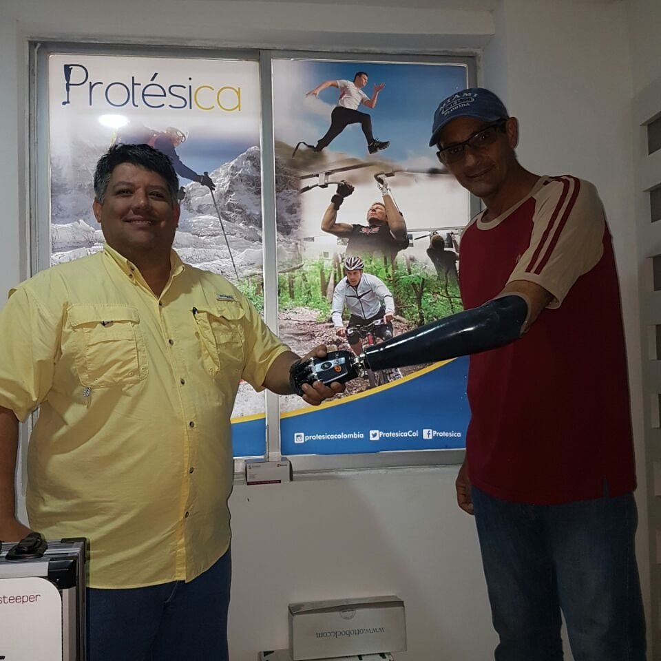 ProtesicaCol's tweet image. Sumamente contentos con el progresó de nuestro paciente Antonio Pianella con su mano #BeBionic3. #Barranquilla #Colombia