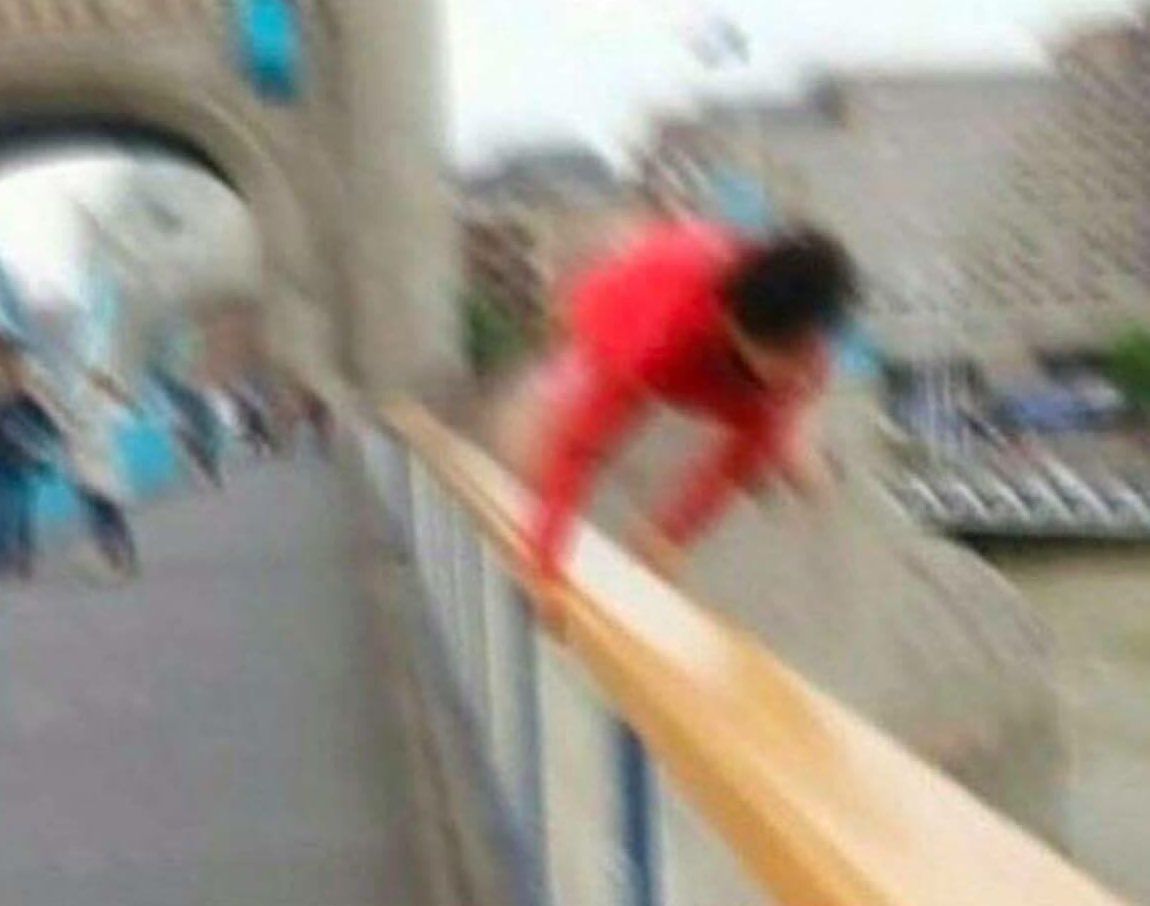 Alextrxm's tweet image. ma mère: si tes amis sautent d'un pont, tu vas pas sauter non plus 
moi: