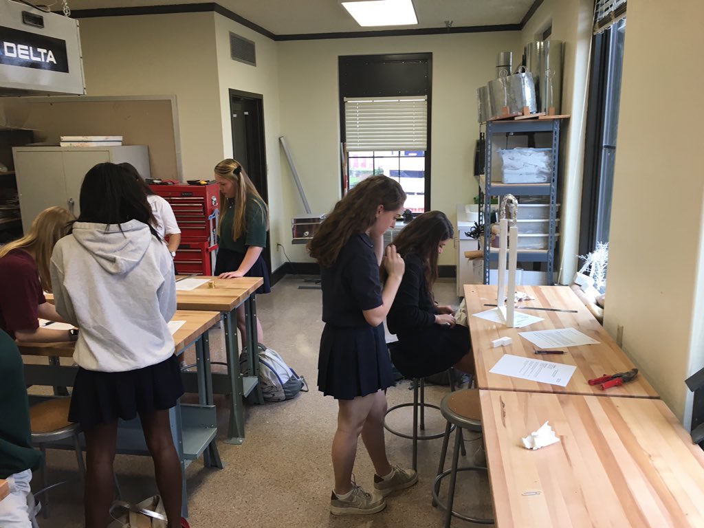 DJArnoldTX's tweet photo. New semester Day 1 sculpture challenge using 2-3 materials 17" 20mins @ArtsPillarEHS ArtsPillarEHS @EHSHouston #msbrock https://t.co/laYaBJtUBp