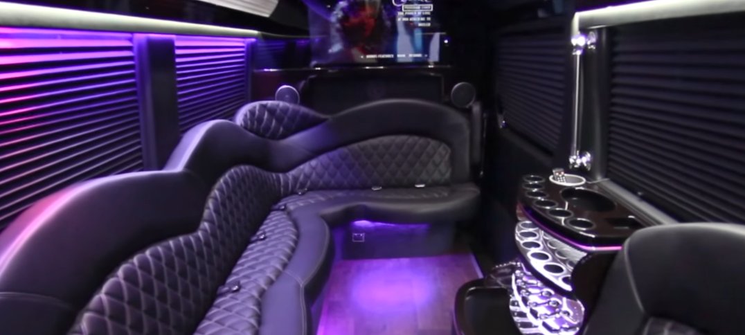 XRTickets's tweet photo. Tickets. Limousines. Fun. Best offices and fleet in Midtown! #XRVIP #XRXperience #XRTIX https://t.co/In4TVulc2x