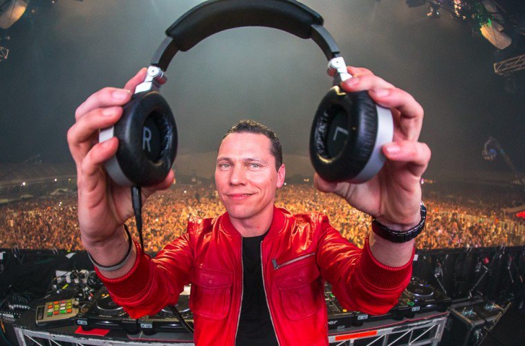 Wishing a very happy birthday!

Playing his new track to celebrate 