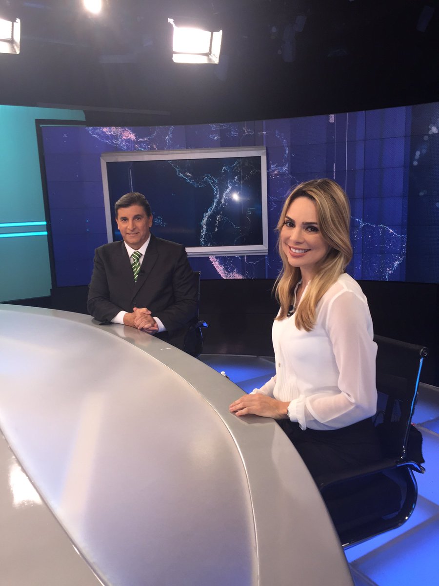 RachelSherazade's tweet image. Já já tem #SBTBRASIL na sua tela. Eu e o Carlos Nascimento esperamos vcs às 19:45h!