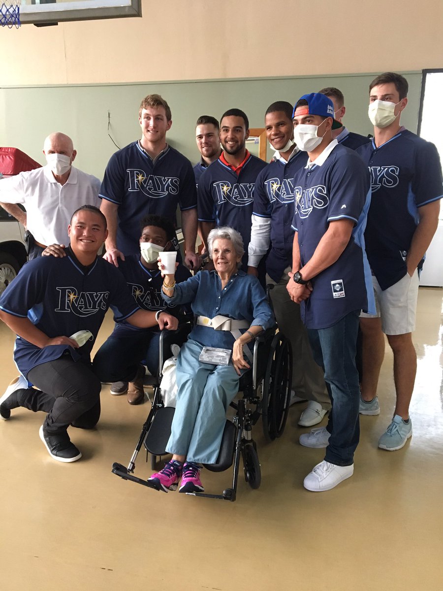 Our campers took a break from the field to spend time with fans at <a href="/TGHCares/">Tampa General Hospital</a> this afternoon. #RaysUp