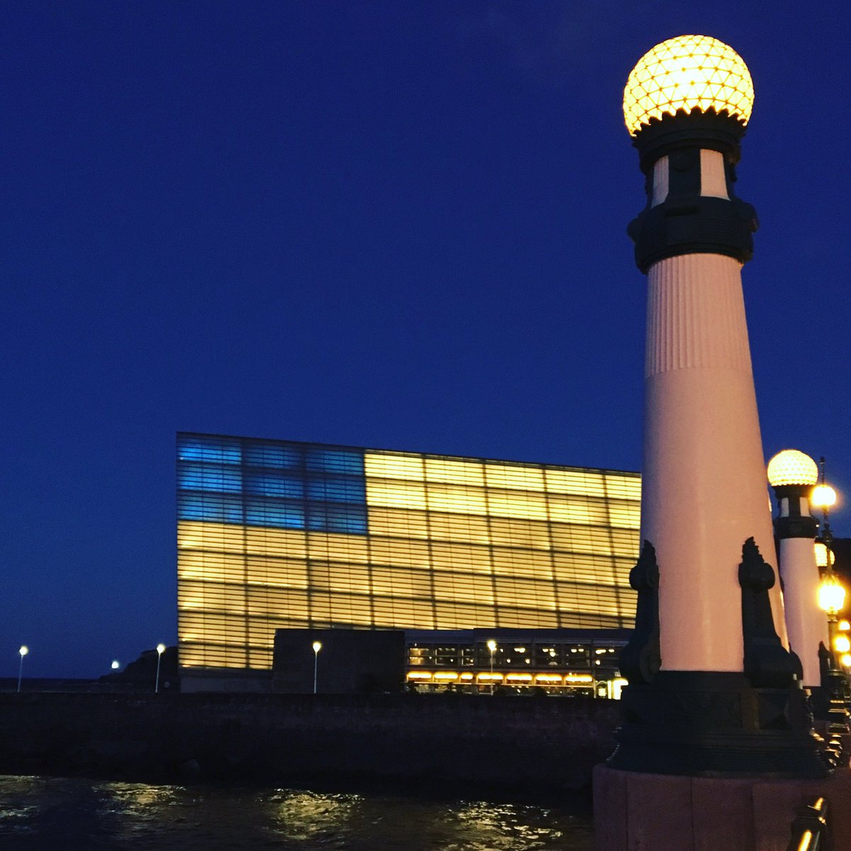 Se acerca el día de #SanSebastián y #Donostia va cogiendo #color <a href="/KursaalDonostia/">Kursaal</a>