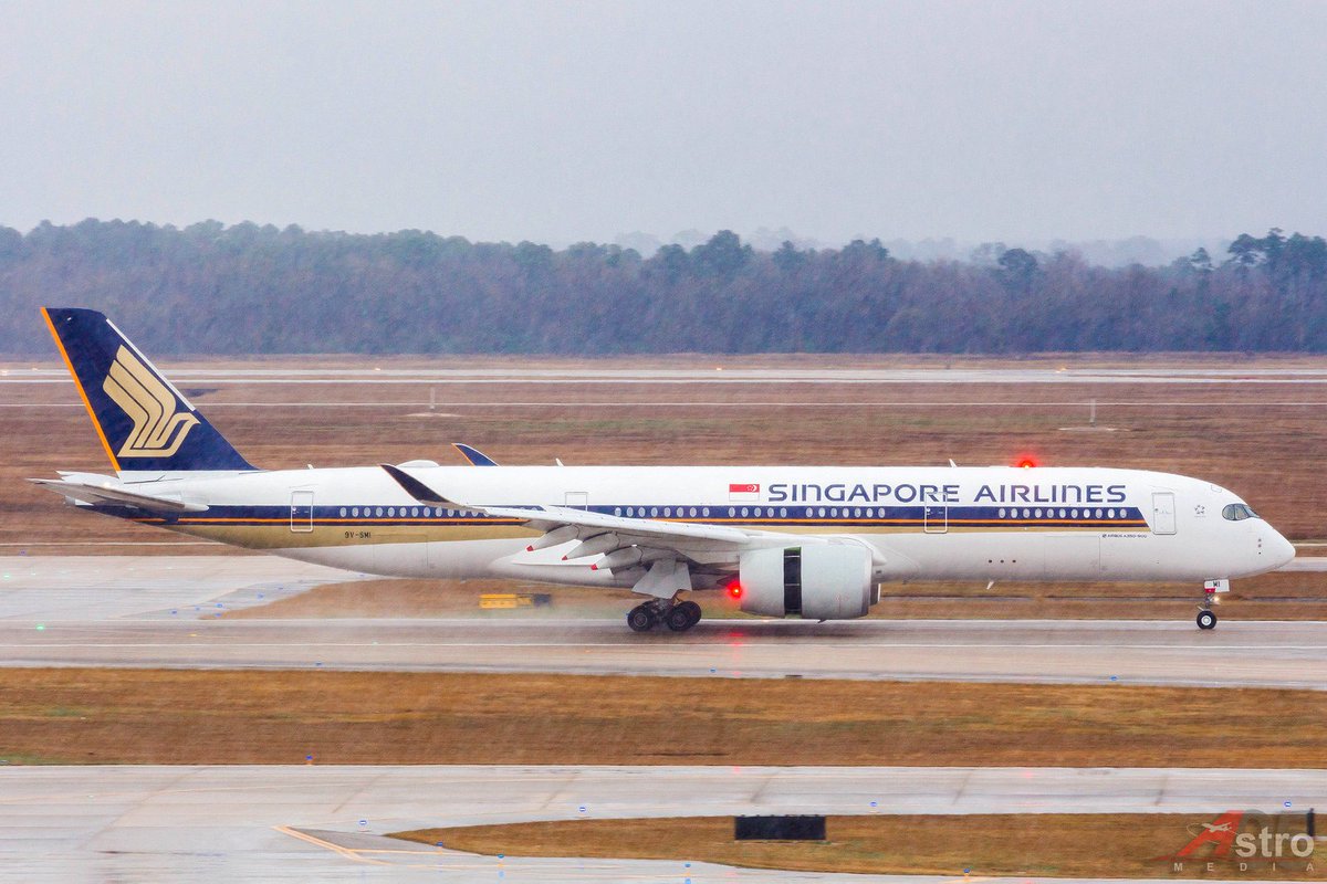 AirlineGeeks's tweet photo. Despite the rain, @SingaporeAir #SQ52 was greeted with a water canon salute upon arrival at @iah. #AvGeek
(📷: @Astro95Media) https://t.co/jono38sXkc