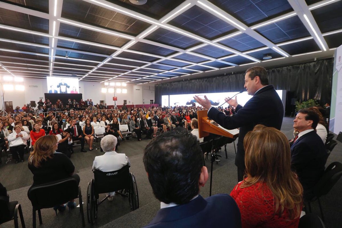 eruviel_avila's tweet photo. Es un honor tomar protesta al Consejo Directivo #AMMJE, empresarias que durante 51 años han apoyado el crecimiento de mujeres del país. https://t.co/4kVbMVigZx