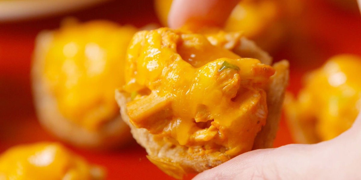 These Cheesy Buffalo Chicken TRISCUIT Cups Are Absolutely Essential For Game Day via <a href="/DelishDotCom/">nayaa's store | JUAL ROBUX + APP PREM</a> #recipe #snacks - buff.ly/2iKB1Bz