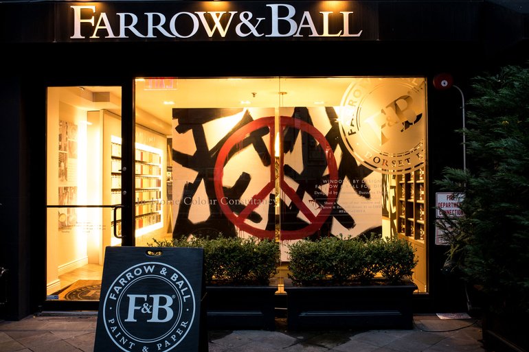 InteriorDesign's tweet image. Catch @ABuzzetta's custom window display at @FarrowandBall's Flatiron NYC showroom, a partnership w/ @DIFFANational: bit.ly/2jwc51q