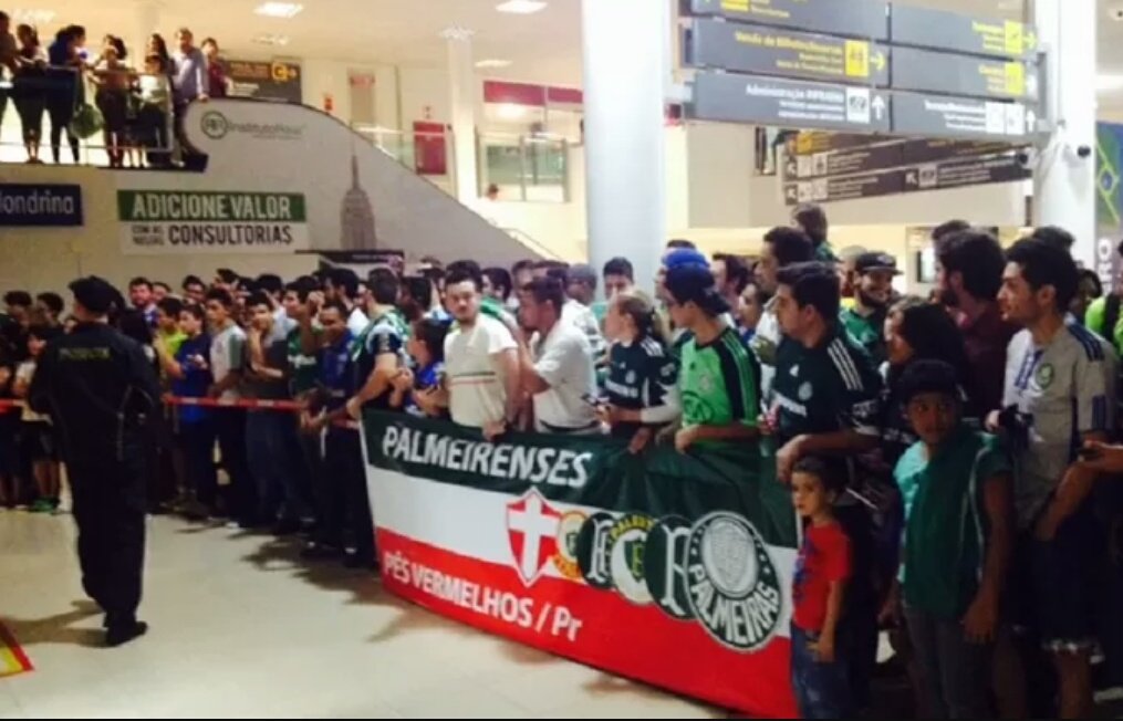 EpaColombia1's tweet photo. Nossos fãs prontos no aeroporto esperando a chegada de Miguel Angel Borja. https://t.co/EVnNqZ3n6D
