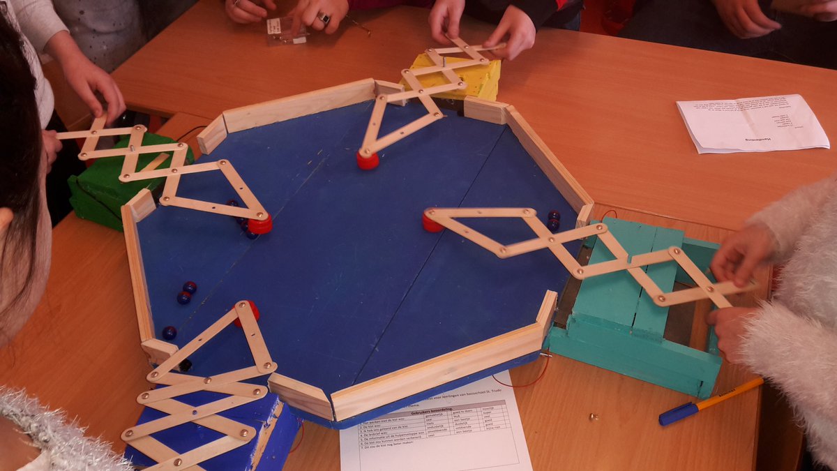 CindyRaaij's tweet photo. Fantastische techniekkisten, ontworpen door VMBO leerlingen @drknippenberg getest door leerlingen bs de Korenaar. #samentechniek https://t.co/BTeSKYG0BP