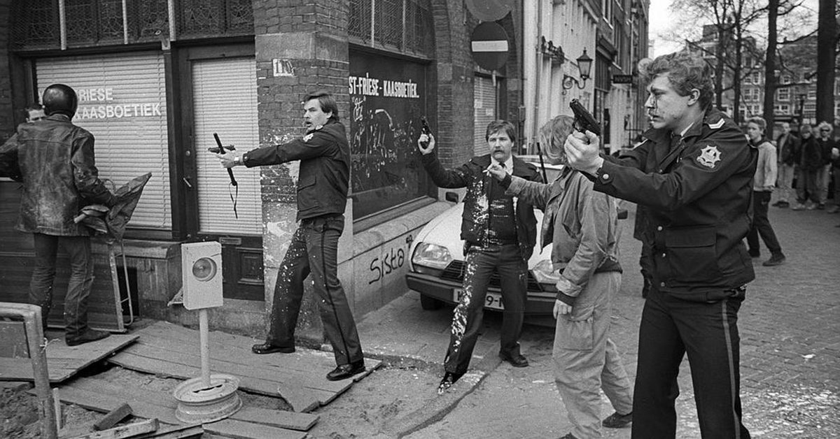 vicenl's tweet image. Oude foto's van punkers en rellende krakers: bit.ly/2iKM6Ct