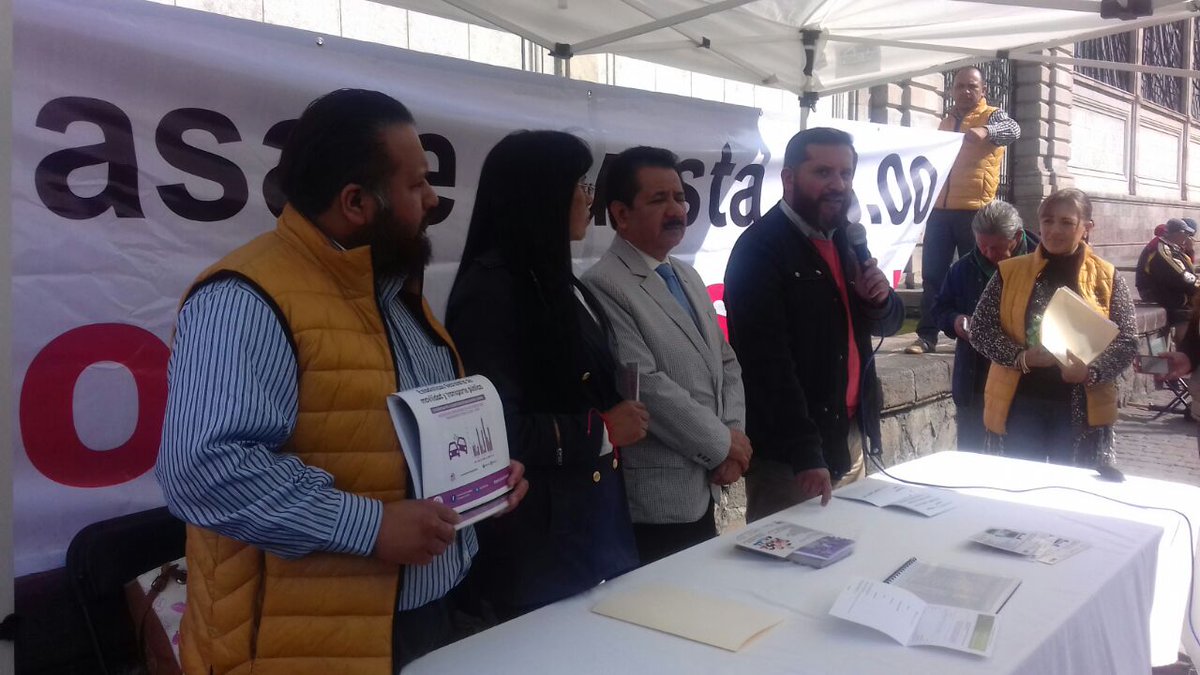 SOLTOLUCA's tweet photo. El @PRDToluca y el senador Luis Sánchez acusan al secretario de @SEMOV_Edomex de omisión por permitir cobros ilegales en el transporte. https://t.co/LMPz8T8BPr
