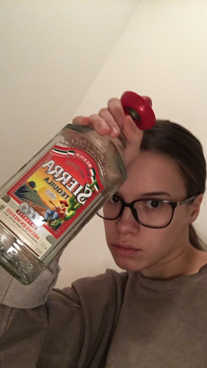 AglaArnarsdttir's tweet photo. GJAFALEIKUR
Langar þig að sötra á smá tequila? Nú er tækifærið þitt því ég ætla gefa einum heppnum þessa elsku
Fav&amp;rt &amp; þu ert i pottinum https://t.co/XcOT9QFJYE