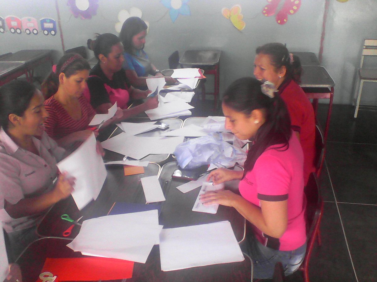 TALLER DE ENCUADERNACIÒN ARTESANAL Y TALLER DE ORIGAMI.<a href="/circuito6Car/">circuito 6 cardenas</a> @ClifpC @fasoro1975 <a href="/Crazet2011/">Crazet2011</a> @ZonaEducTachira