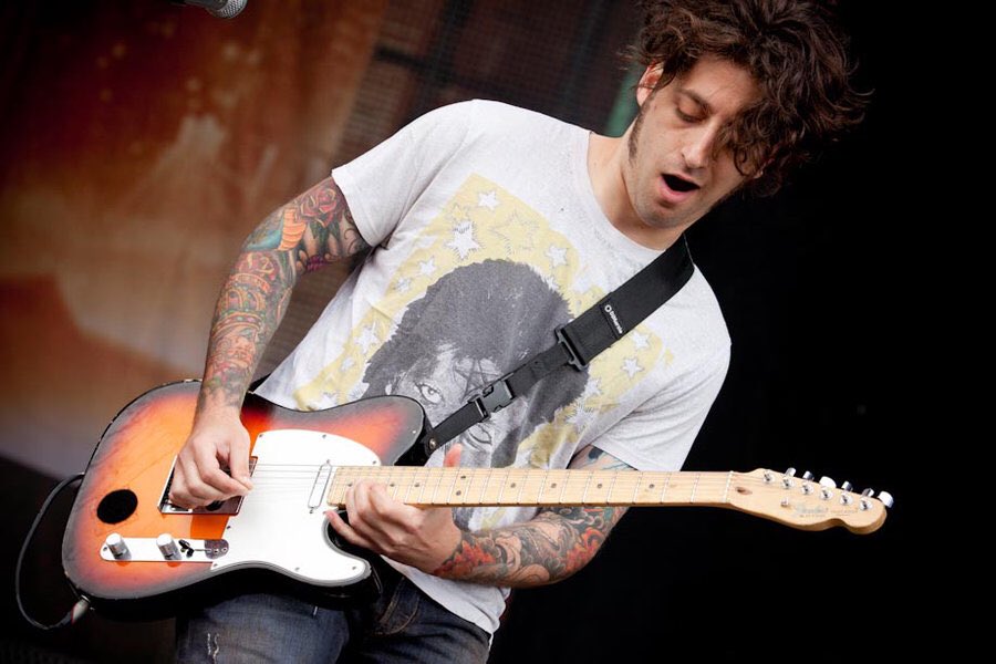 bemsmaster's tweet photo. Joe Trohman
-guitarist, backing vocalist
-DON'T SLEEP ON HIM
-I aspire to be this good tbh
-so relatable to me ???
-sassiest shit https://t.co/xLs3Z34yo7