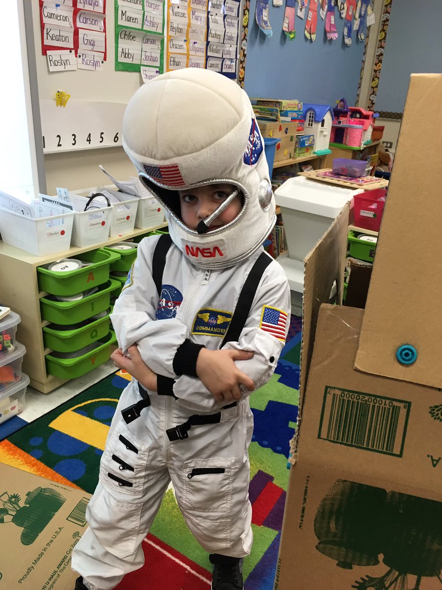 TLGuimond's tweet photo. Engineers of the future creating and building space ships...innovation at its finest! #makedo #PlayingIsLearning @NicArrowsmith1 https://t.co/kOp1rqiIvO
