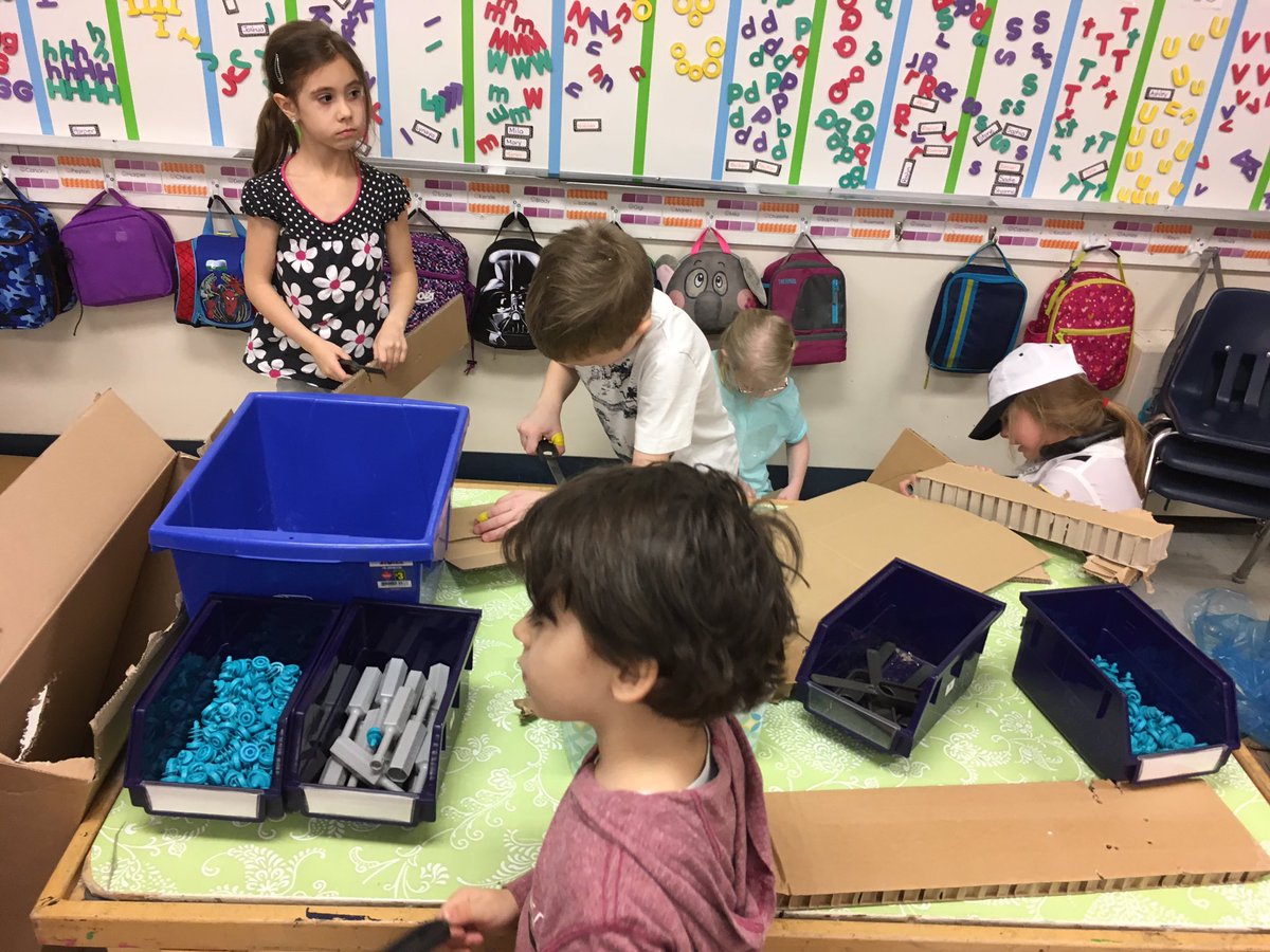 TLGuimond's tweet photo. Engineers of the future creating and building space ships...innovation at its finest! #makedo #PlayingIsLearning @NicArrowsmith1 https://t.co/kOp1rqiIvO