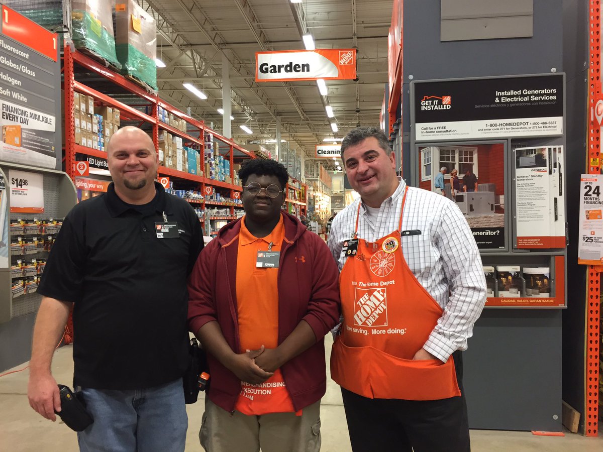 met_3830's tweet photo. Our new associate Marvin meeting our DEM Silviu. He's doing great! https://t.co/e4q1mhdVZa