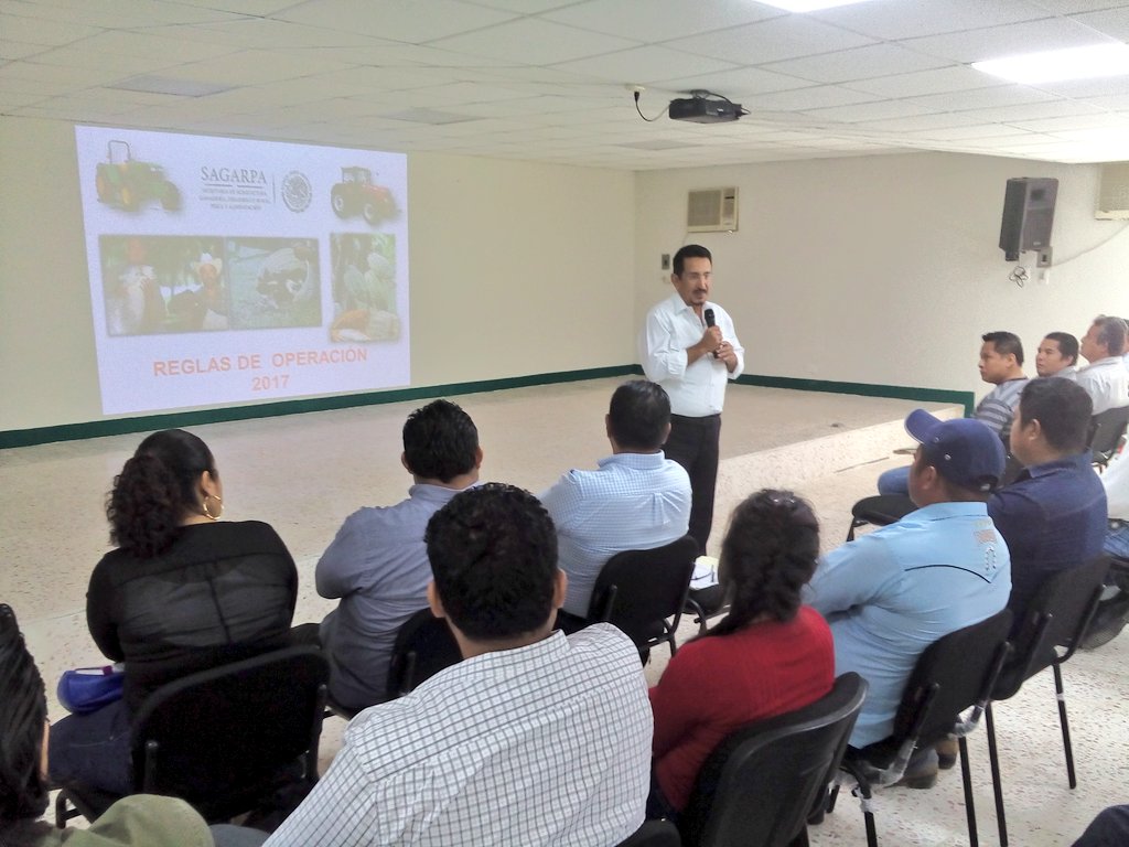 MVZCarlosHReyez's tweet photo. (2) En #SAGARPA #Tabasco casa de los Prods. Están reunidos líderes de organizaciones #REDOSC #UNIMOSS #UGOCP #NICH-IXIM p/difusión R.O. 2017 https://t.co/Xy6HHmCZYb