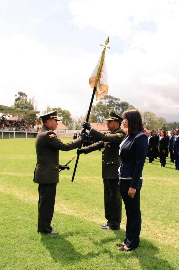 EscuelaDCadetes's tweet image. 257 aspirantes a Oficiales marcharon frente a sus familias en el campo de ceremonias después de superar el arduo proceso de incorporación