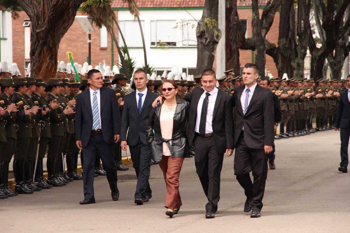 EscuelaDCadetes's tweet image. 257 aspirantes a Oficiales marcharon frente a sus familias en el campo de ceremonias después de superar el arduo proceso de incorporación