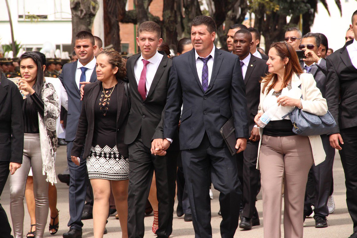 EscuelaDCadetes's tweet image. 257 aspirantes a Oficiales marcharon frente a sus familias en el campo de ceremonias después de superar el arduo proceso de incorporación