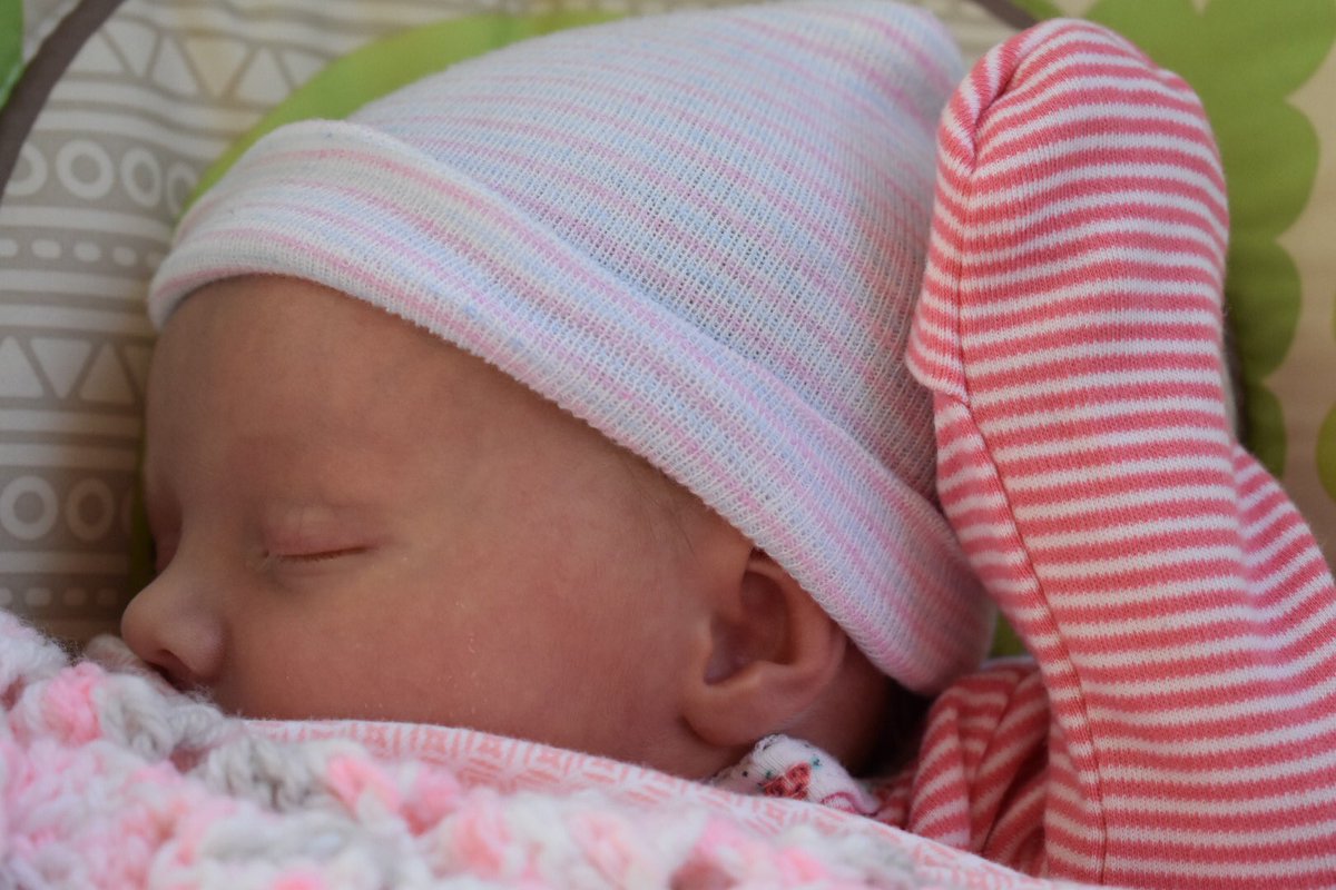 justchilldad's tweet photo. Two weeks old, back to her birth weight AND she's an inch longer #getthatsleep #dadlife https://t.co/U39bNANK0M