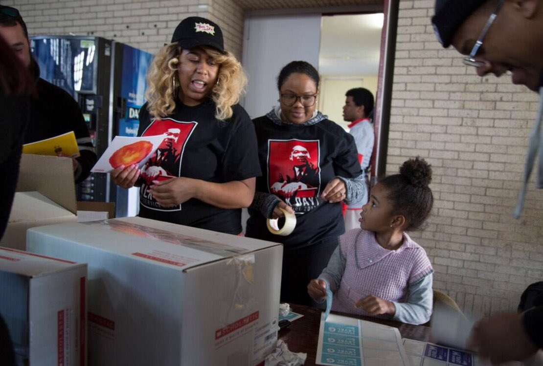FreeLibrary's tweet photo. Follow @Readby4th to catch up on the great work they did yesterday in honor of @mlkdayofservice! #KDOS2017 https://t.co/5E9Hiqpuk5