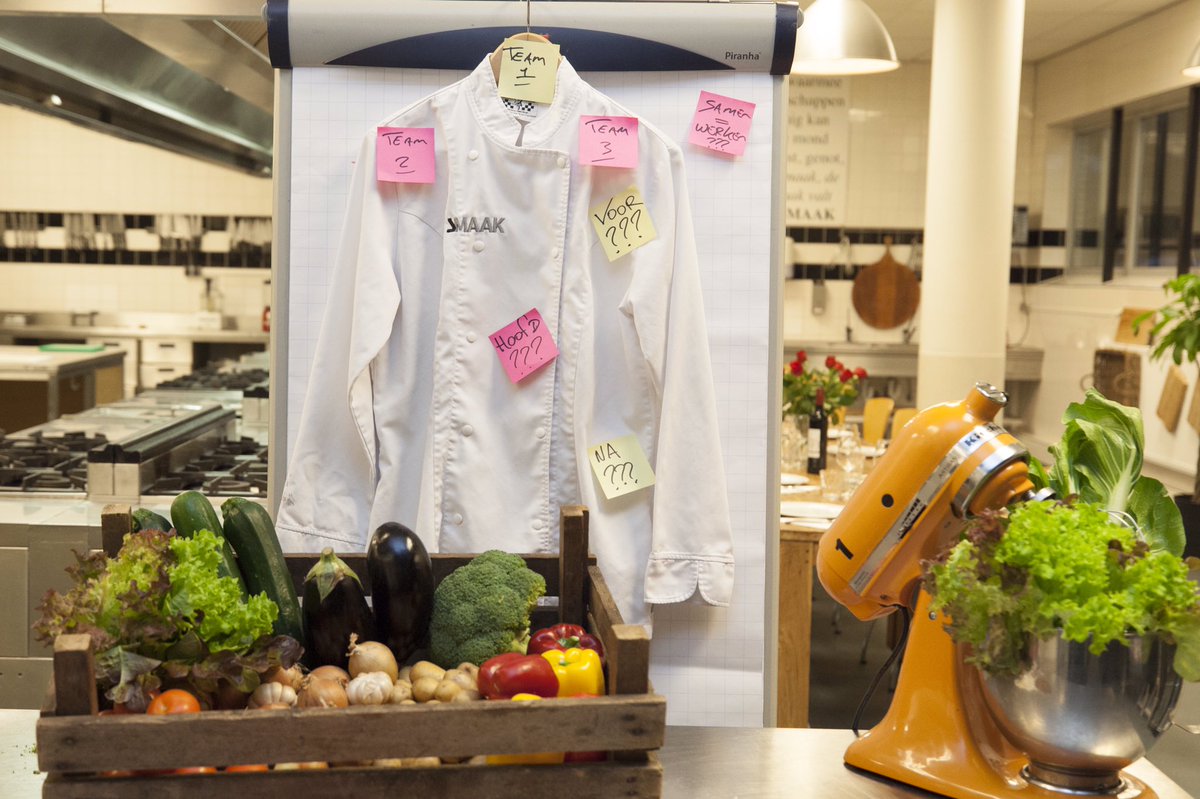 smaaknederland's tweet photo. Preparing brainstorm workshop met diner in de keuken #kookworkshop https://t.co/LY3bO33Z3C
