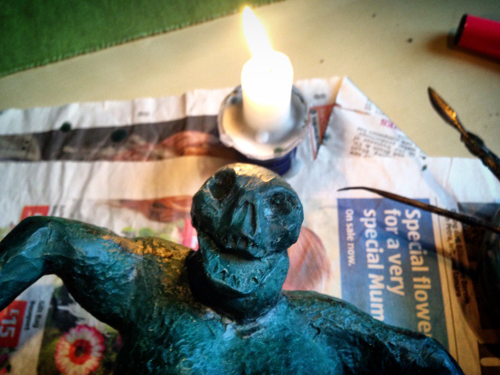 PabloCD3's tweet photo. Retouching the wax.
#mementomirishow #mementomori #apocalypserider #wax #bronze #sculpture
#escultura #cera #bronce https://t.co/rlC5QMo69w