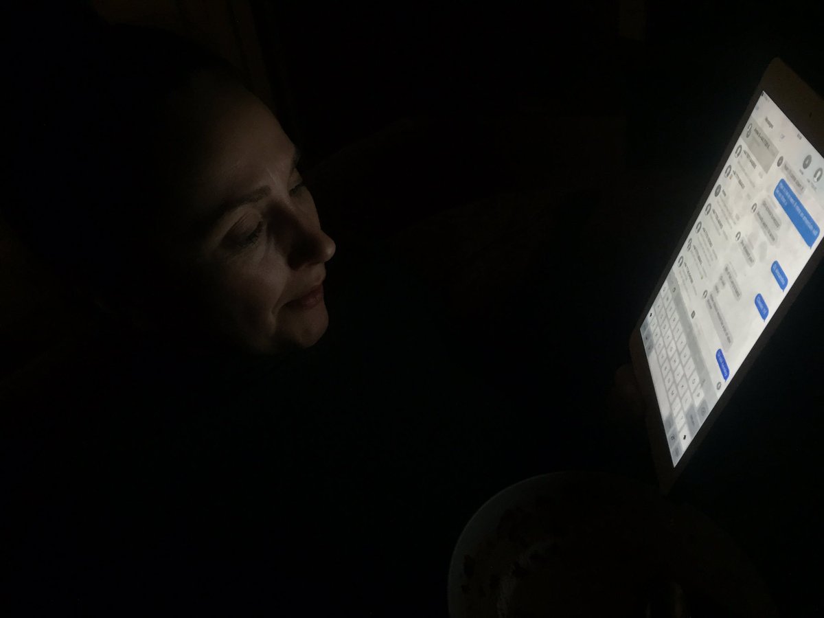 annieeoquigley's tweet photo. Why have I come down stairs to my mum and my boyfriend texting ????????? @alexstocker123 https://t.co/DlWNpP6phj