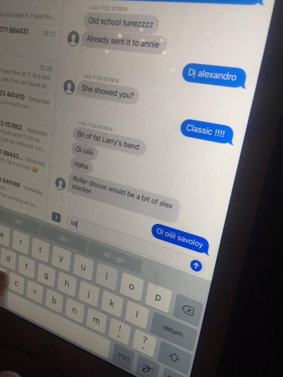 annieeoquigley's tweet photo. Why have I come down stairs to my mum and my boyfriend texting ????????? @alexstocker123 https://t.co/DlWNpP6phj