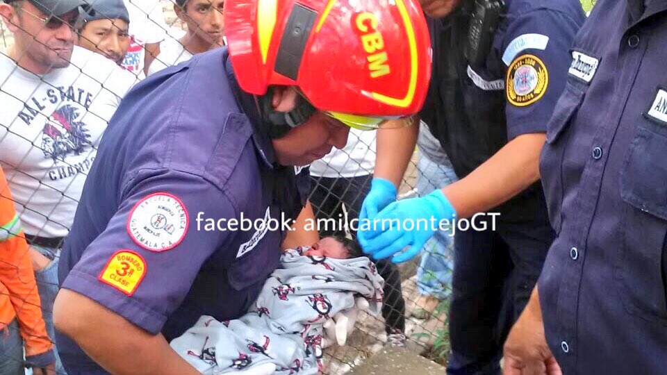 amilcarmontejo's tweet photo. Abandonan bebé, y es rescatado, en #BulevarLiberación 10 avenida #zona13; gracias a Dios, acababan de dejarlo y no fue atacado por hormigas. https://t.co/TUsHbqgt2D