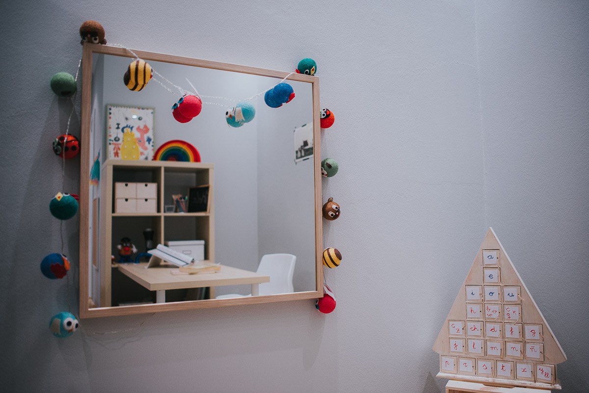 PAI2GIJON's tweet photo. Pronto os contaremos novedades 🙂 Mientras, os enseñamos una foto de nuestra sala de logopedia y la casa de los sonidos de #Montessori
#PAI2 https://t.co/qt0hmtfMU4