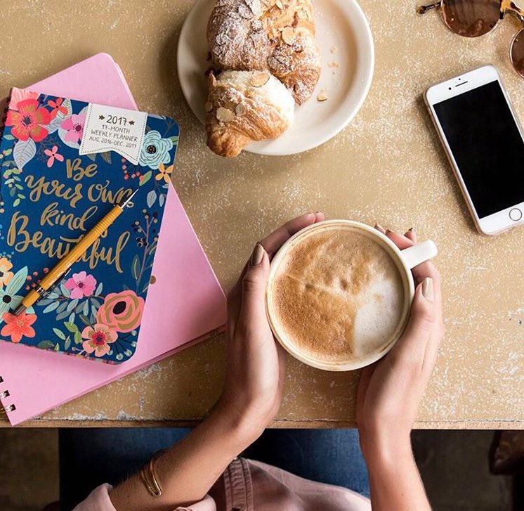 StAugOutlets's tweet image. Serious #deskenvy from @francescas today ☕️📓✏️ #journal #office #style