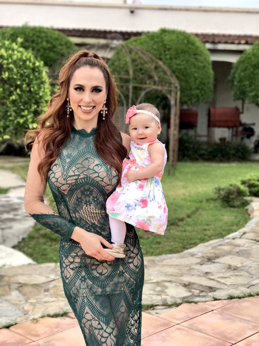 PrissilaSanchez's tweet photo. Qué tal está hermosa foto con mi bebe Romina? #muerodeamor #teamoprincess #ereslomaximo https://t.co/VpZLoQvoPZ