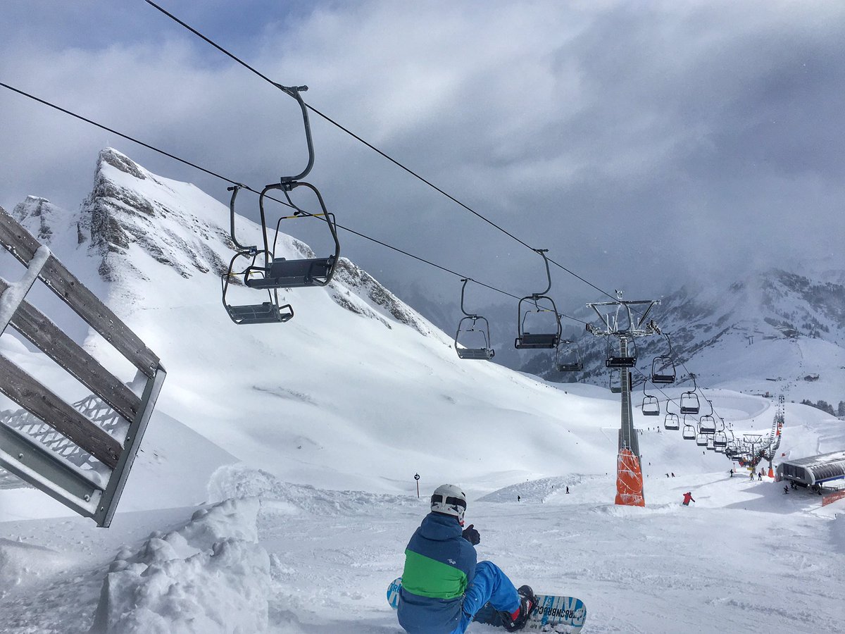 Hinnemann's tweet photo. Endlich mal nicht Schnee schippen am Abend ❄️ und ganz doll freuen auf ein langes Wochenende mit Powder 🏂

#atastyhike #snowboarding https://t.co/WtcgMkMtSA