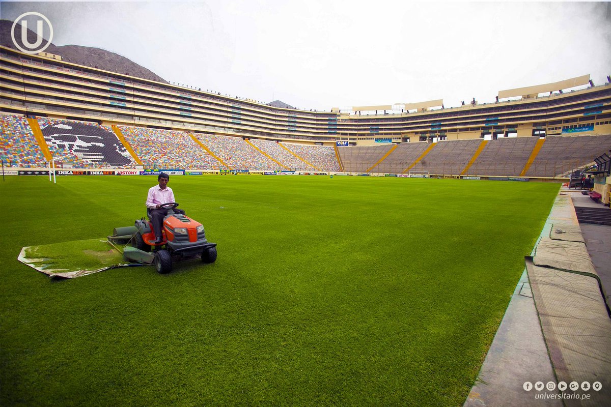 Universitario's tweet image. A falta de cuatro días para la #NocheCrema2017, así se encuentra nuestro estadio Monumental: limpio, cuidado y con un campo perfecto. 🏟👏