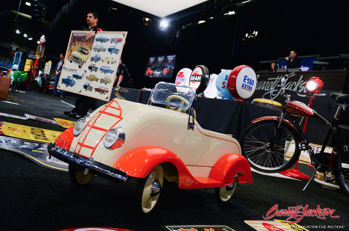 Barrett_Jackson's tweet photo. Complemented by a stylish two-tone paint, this beautiful 1930s #restored #pedalcar features a #hoodmascot & working lights! #BarrettJackson https://t.co/aN7z1lgTHO