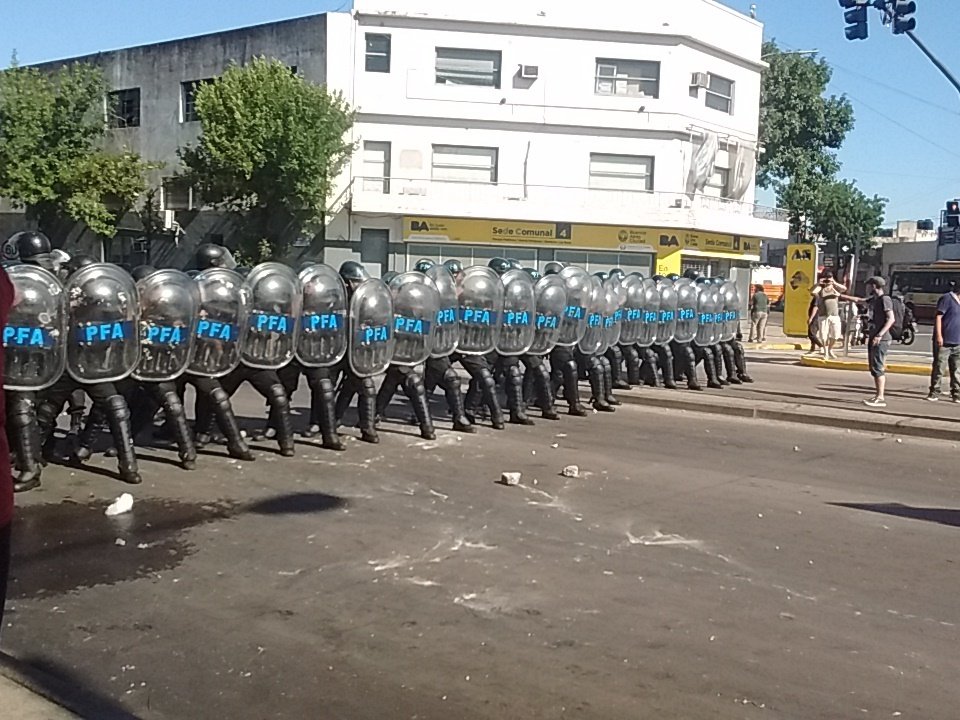 TomasEliaschev's tweet photo. AHORA están reprimiendo en AGR Policías con balas y palos contra trabajadores que luchan contra los despidos. Basta de ajuste y represión! https://t.co/BEt8Aene2U