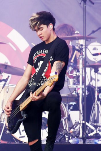 Happy birthday to calum hood I love u so much ( I know its not calums birthday but my mom is taking my phone away 