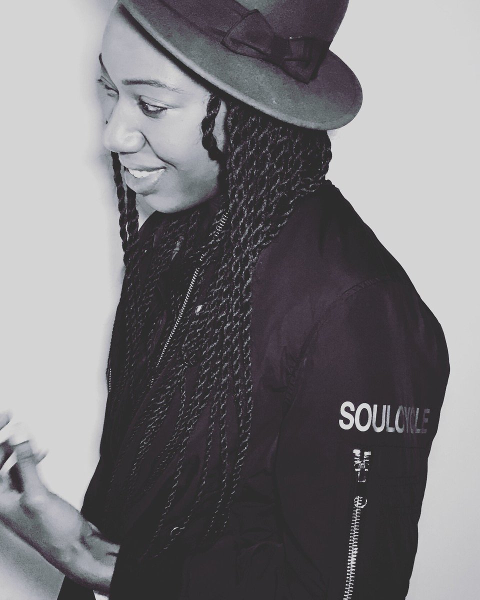 simplyhettieB's tweet photo. Love mixing that old, with that new. To a beautiful week ahead ending with protest👊🏾 #fresh #blacklivesmatter #inclusive @soulcycle https://t.co/9c7s4mmWTB