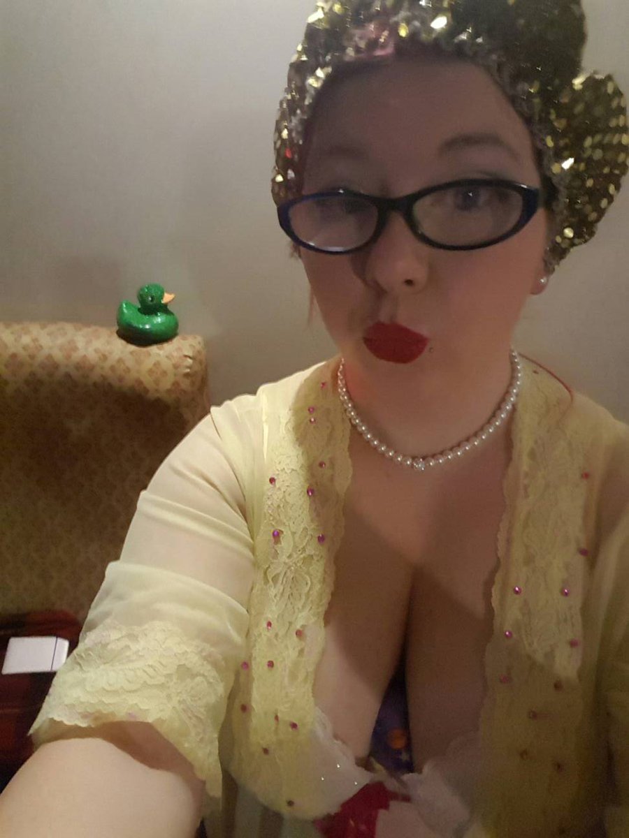 PinCushionPinup's tweet photo. Getting my duckies out @BehindBurlesque
#burlesque #pinup #rubberduckie #behindburlesque #boobs
#giggles https://t.co/x6wObzzoxW