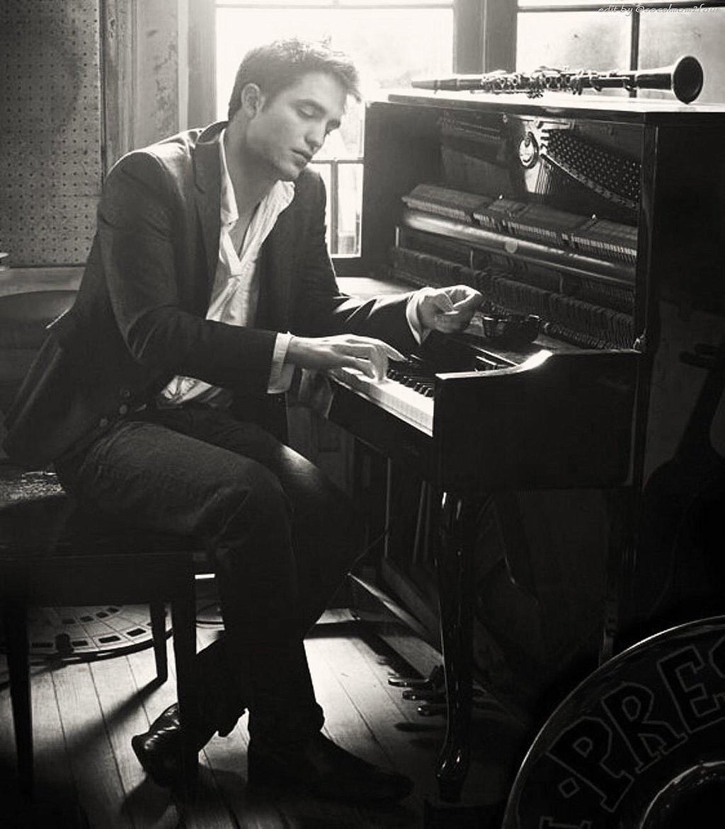 socalmom2four's tweet photo. "I wanted to play piano in restaurants in the south of France."~Robert Pattinson
#musicRob https://t.co/StNUGVbJso